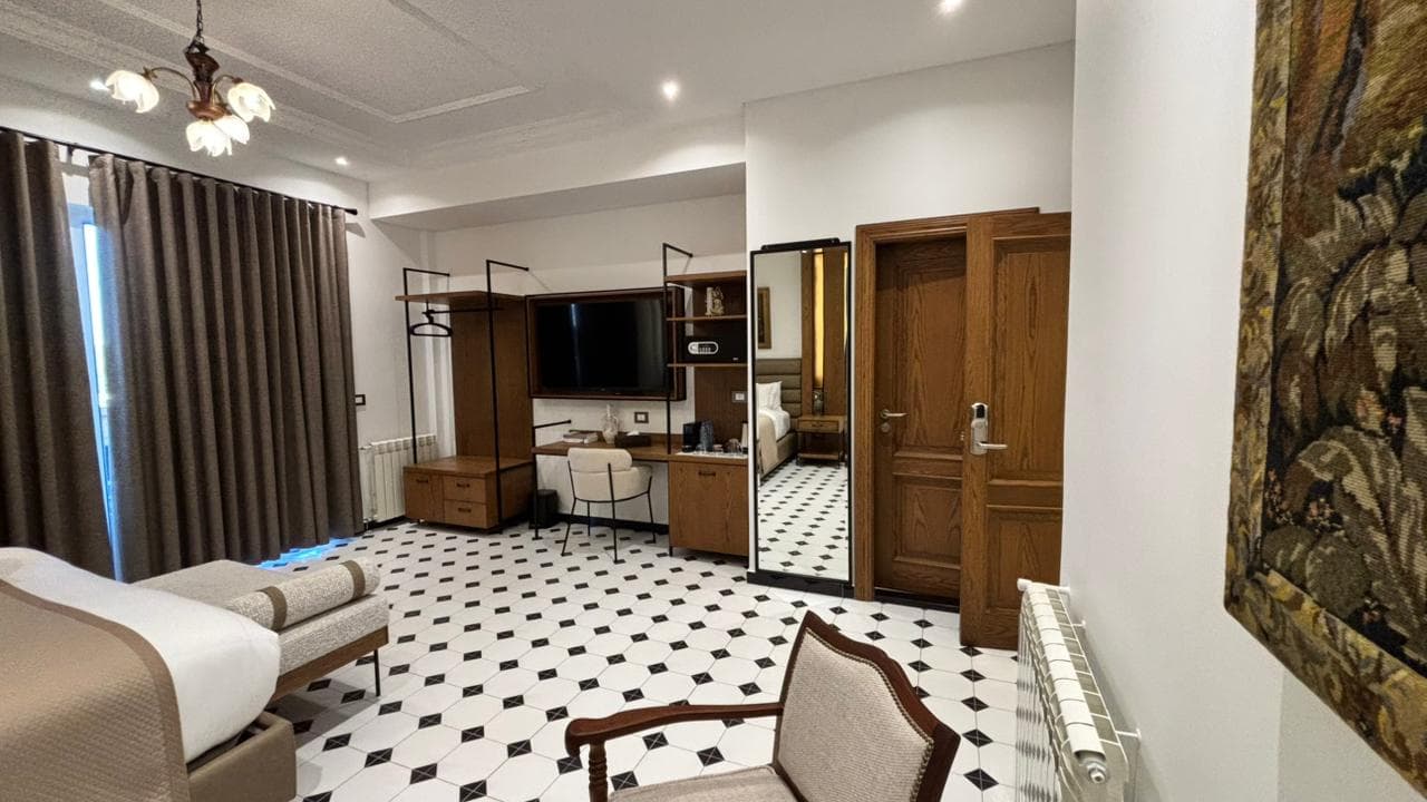EXECUTIVE SUITE